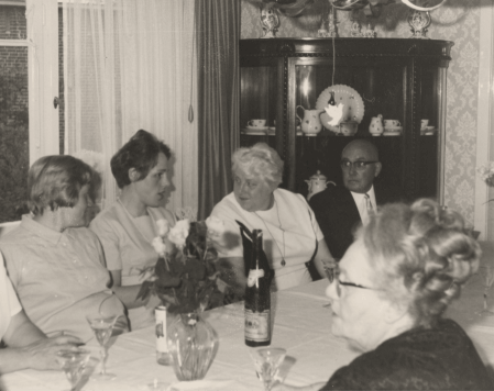 Gertrud Eickhorst (unten rechts) im Kreis ihrer Mitarbeitenden, 1968   (Stadtarchiv Ahrensburg) 